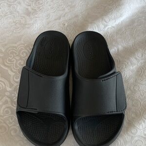 OOFOS Black Comfort Slides